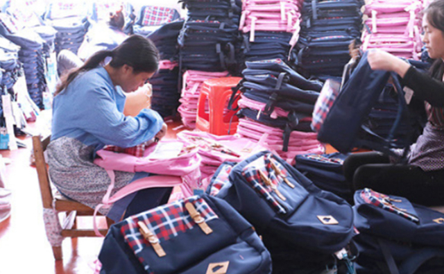 The workers are making school bags4
